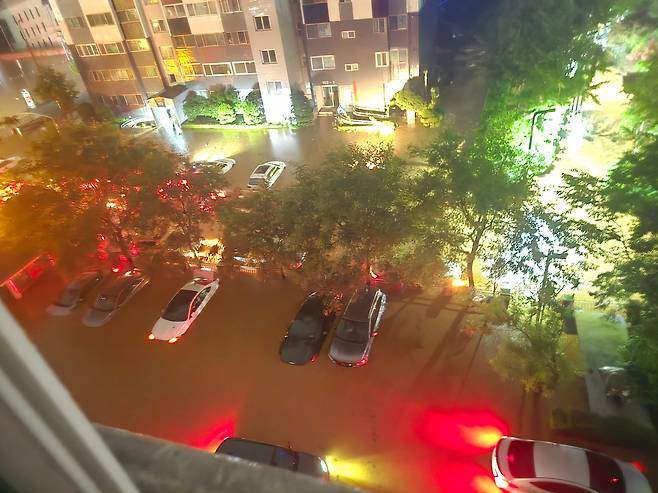 충남 서해안을 중심으로 강한 비가 내린 17일 새벽 충남 당진시 채운동의 한 아파트 단지가 폭우로 잠겨 있다. /연합뉴스