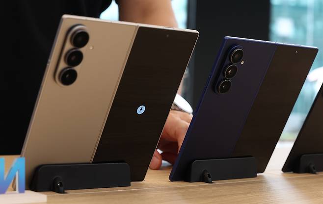 서울 서초구 삼성 강남에서 시민들이 갤럭시 Z 폴드 7을 살펴보고 있다./연합뉴스