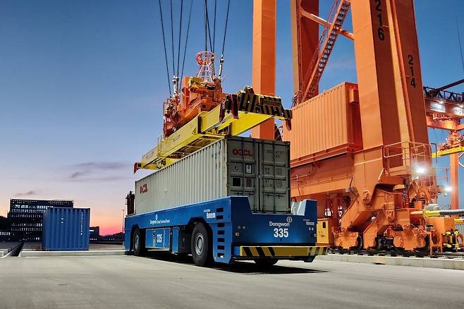 현대로템이 부산 신항 7부두에 공급한 항만 무인이송장비(AGV). /현대로템 제공