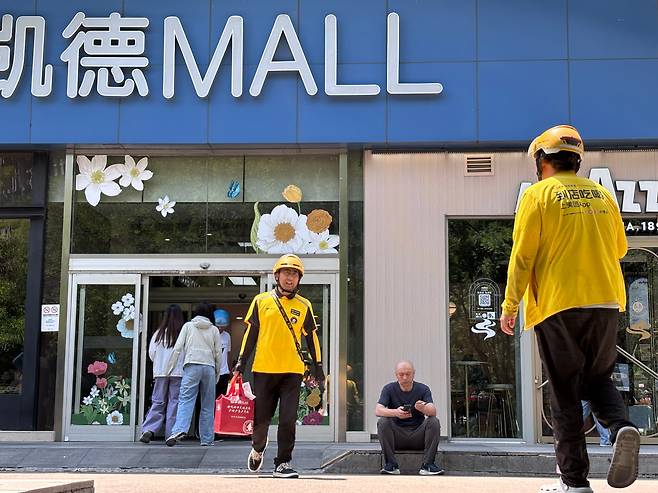 5월 26일 오후 12시쯤 중국 베이징의 쇼핑몰 앞에 노란색 유니폼을 입은 메이퇀 배달원들이 오가는 모습. 이 무렵 인근 거리에 다니는 오토바이의 절반가량은 배달원이었다. /베이징=이은영 특파원