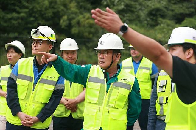 최명서 영월군수가 알몬티대한중석 관계자의 설명을 들으며 선광공장 건설현장을 손으로 가리키고 있다.