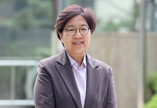 정은경 보건복지부 장관 후보자가 지난 6월 30일 오전 서울 중구 소월로 T타워에 마련된 인사청문회 준비 사무실로 출근하고 있다. /뉴스1