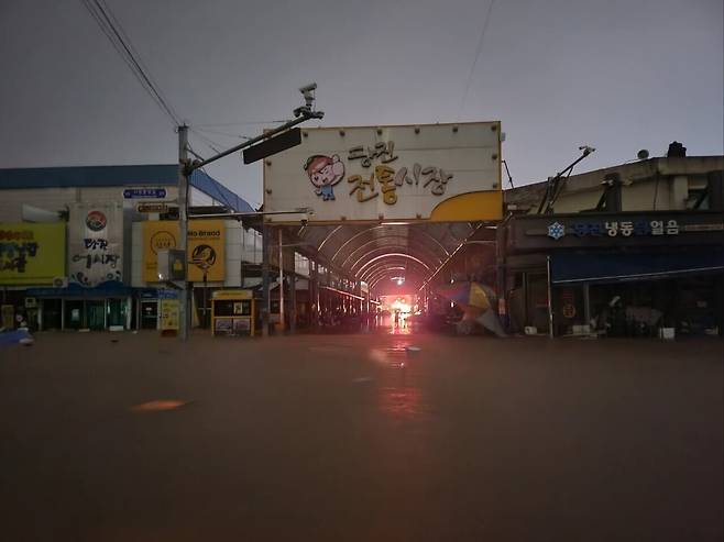 지난 16일 밤 충남 지역에 쏟아진 폭우로 17일 오전 5시 기준 당진의 누적 강수량이 361.5㎜를 기록한 가운데 당진 재래시장이 침수 피해를 입었다. 독자 제공