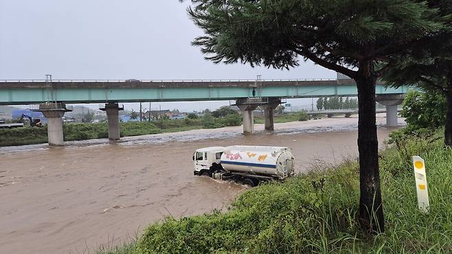 17일 새벽 충남지역을 중심으로 강한 비가 쏟아진 가운데 청양군 청양읍 읍내리 지천변이 넘쳐 화물차가 침수돼있다. 독자 제공