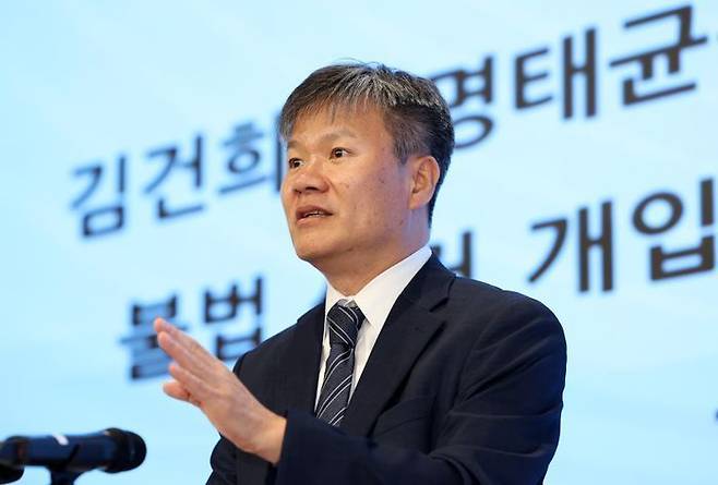 김건희 여사 관련 의혹을 수사하는 민중기 특별검사팀의 문홍주 특검보가 지난 7일 서울 종로구KT광화문빌딩 웨스트에 마련된 브리핑룸에서 정례 브리핑을 마친 뒤 취재진 질문에 답하고 있다. ⓒ뉴시스