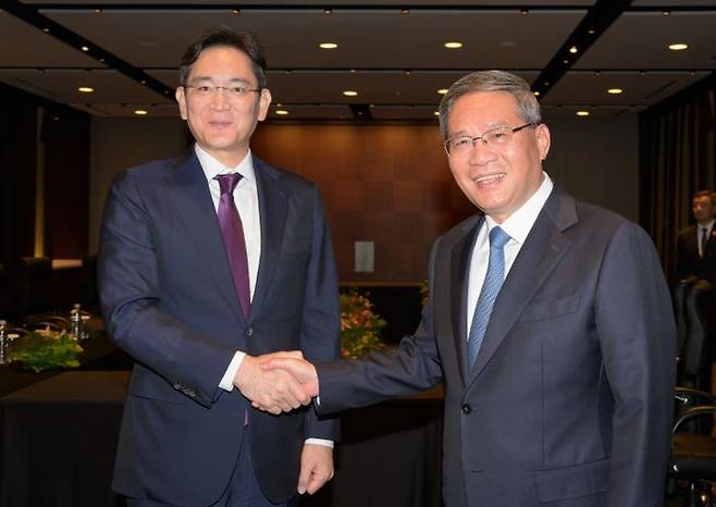 이재용 삼성전자 회장과 리창 중국 총리가 2024년 5월 26일 서울 중구 신라호텔에서 면담에 앞서 악수하고 있다. ⓒ뉴시스