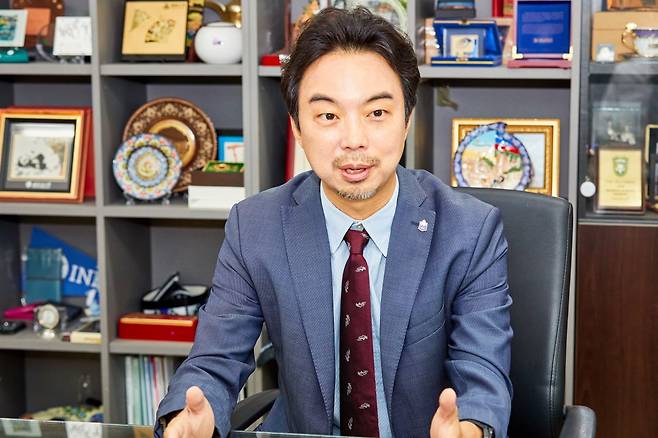 전태준 인하대 국제화사업단장이 17일 학생회관 집무실에서 인하대 국제화사업 전략에 관해 설명하고 있다. 인하대 제공