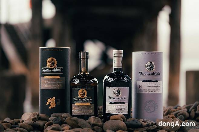 부나하벤 트리플 셰리우드 피니시 23년(Triple Sherry Wood Finish 23Y)와 루비포트 캐스크 피니시 14년(Ruby Port Cask Finish 14Y).