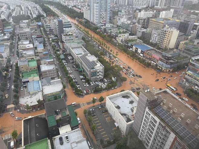 시간당 최대 80㎜의 폭우가 쏟아지고 있는 17일 광주 광산구 첨단 사거리 도로 전역이 침수돼 있다. 독자 제공.