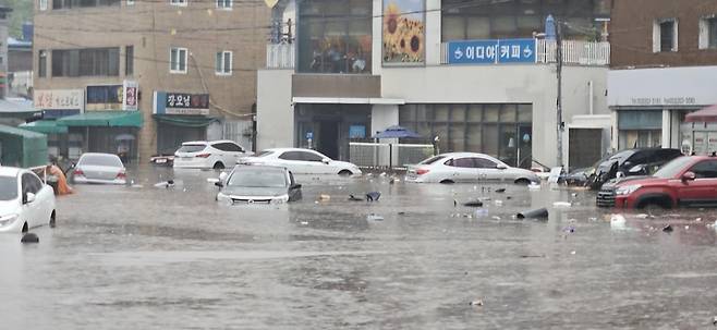 17일 대구 북구 노곡동 노곡분소 일대에 동네에 침수가 발생해 관계 당국이 안전 조치 중이다. 상가와 차량이 물이 잠겼다. (대구 북구 제공)  2025.7.17