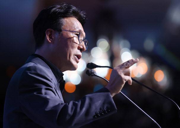 김민석 국무총리가 16일 경북 경주시 라한셀렉트 호텔에서 열린 제48회 대한상공회의소 하계포럼에 참석해 기조연설을 하고 있다. [연합뉴스]