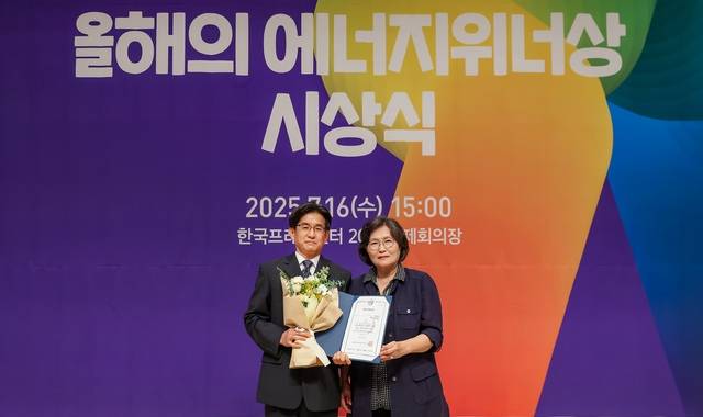 지난 16일 한국프레스센터에서 진행된 ‘제 28회 올해의 에너지위너상’ 시상식에서 정진규(왼쪽부터) 코웨이 환경기술연구소 전장개발실장과 문미란 소비자시민모임 회장이 기념사진을 촬영하고 있다. 코웨이 제공