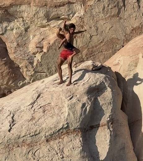 19818925789581c69.jpg 두려움 극복시킨다고 7살 아들을 절벽서 던진 인플루언서