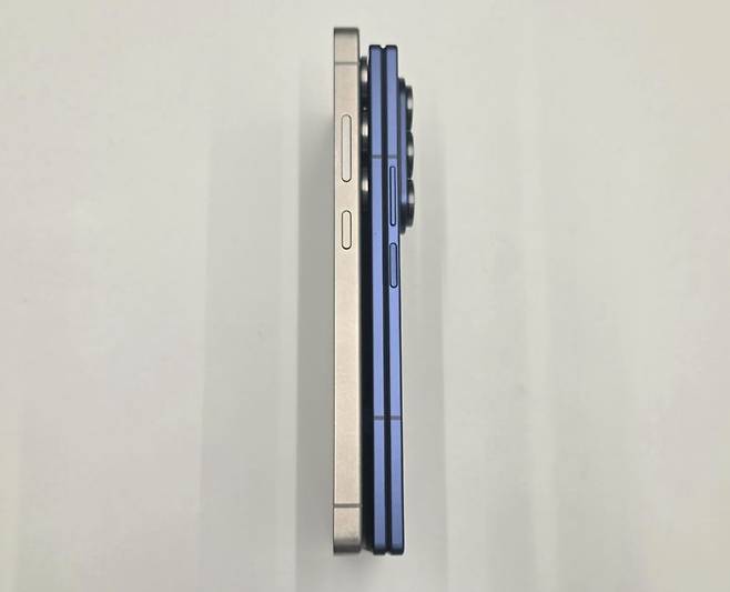 갤럭시 S25 울트라(왼쪽)와 갤럭시 Z 폴드7 두께 비교. 사진=구자윤 기자