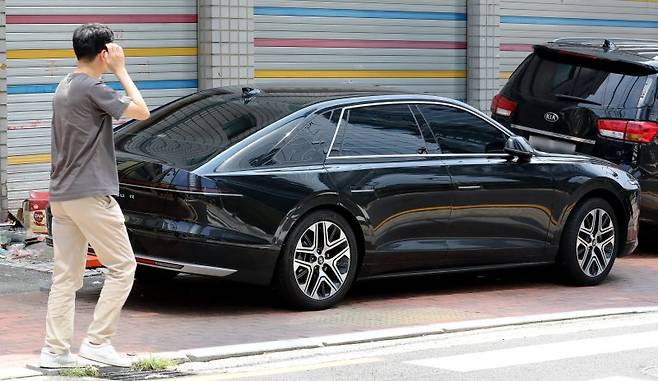 서울 용산구의 한 인도 위에 차량이 불법주차돼 있다. 뉴스1