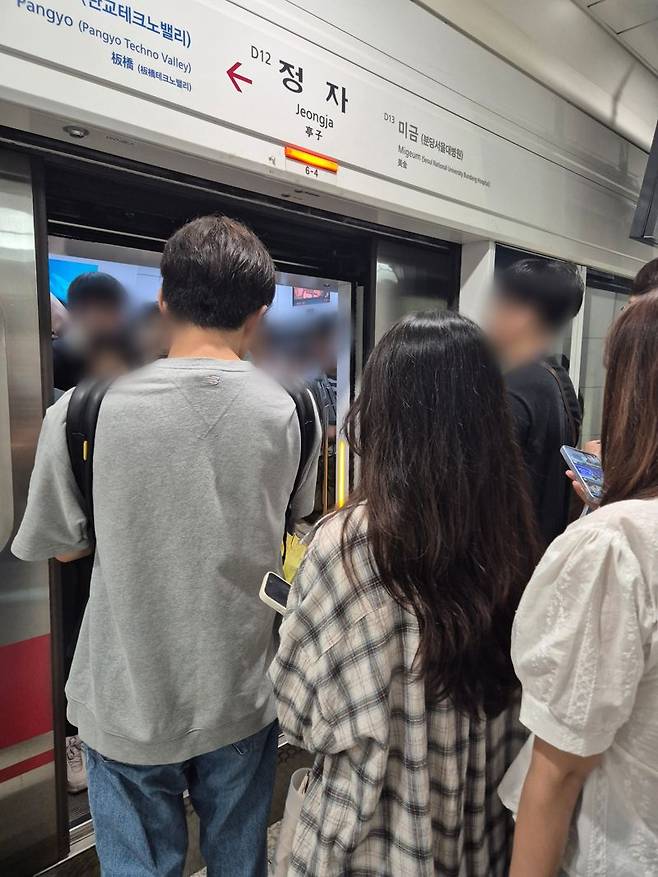 인파가 몰려 열차를 다 타지 못하고 먼저 보내는 상황도 발생했다. 사진=김예지 기자