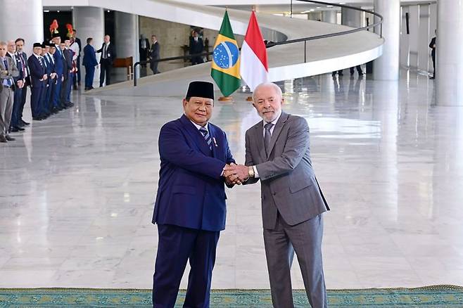 7월 9일(수) 인도네시아 프라보워 수비안토 대통령이 브라질을 공식 방문해 브라질리아 플라날토 대통령궁에서 열린 공식 환영식에서 루이스 이나시우 룰라 다 시우바 브라질 대통령과 악수하고 있다./사진=인도네시아 국가비서부 대통령비서실 언론∙미디어∙정보국 제공