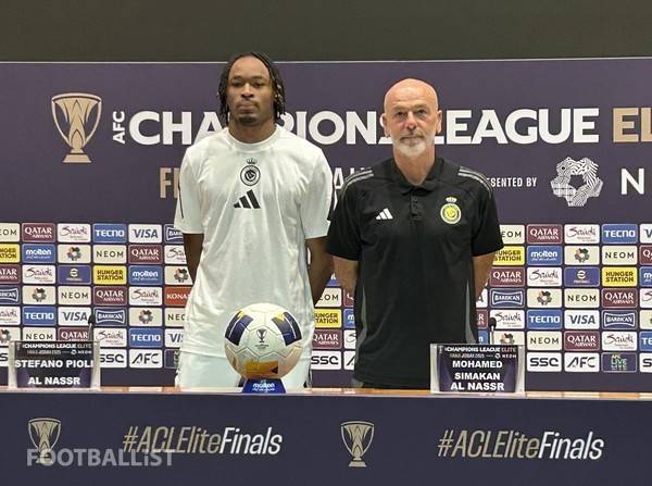 알나스르의 모하메드 시마칸과 스테파노 피올리 감독. 김정용 기자