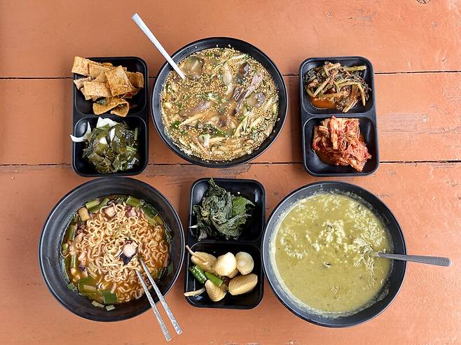 ‘민경이네’에서 파는 자리돔물회와 보말죽, 문어라면. 박미향 기자