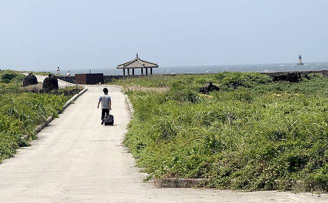 섬 전체를 둘러싸고 있는 해안도로를 걷다보면 만나는 풍경. 박미향 기자
