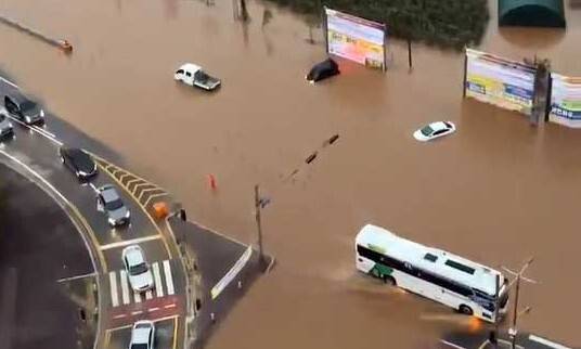 17일 오전 서산시 성연면 성연 삼거리가 물에 잠겨 있다. 밤사이 서산에서는 시간당 114.9mm의 폭우가 쏟아졌다. 이는 100년에 1번 발생할 수 있는 강우량이라고 기상청은 설명했다. 연합뉴스