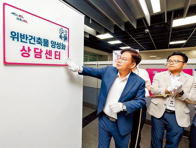 지난 10일 마포구 위반건축물 양성화 상담센터 현판식에 참석한 박강수 마포구청장. 마포구 제공