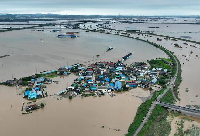 충청 지역과 수도권에 집중호우가 내린 17일 오후 충남 예산군 삽교읍 용동3리 일대가 폭우로 인해 물에 잠겨 있다. 김영원 기자 forever@hani.co.kr