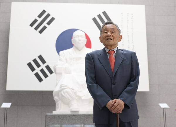 박유철 백범김구기념사업협회장이 11일 백범김구기념관에서 백범 흉상을 배경으로 사진을 찍었다. 강창광 선임기자