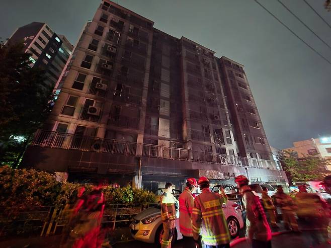 17일 오후 경기 광명시 소하동 한 아파트 1층 필로티 주차장에서 불이 나 3명이 심정지 상태로 병원에 옮겨졌다. 또 1명이 전신화상을 입고 2명이 연기를 마셔 치료받고 있다. 사진은 화재로 검게 그을린 아파트. 경기도소방재난본부 제공
