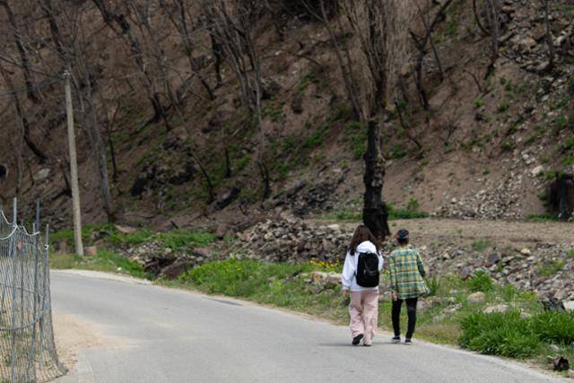 김현일(오른쪽)씨가 기자와 신흥리 임시주택 터로 이동하고 있다. 안동=남동균 인턴기자