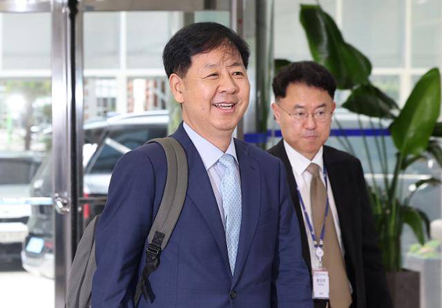구윤철 부총리 겸 기획재정부 장관 후보자가 지난달 30일 서울 중구 청계천로 예금보험공사에 마련된 인사청문회 준비 사무실로 출근하고 있다. 뉴스1