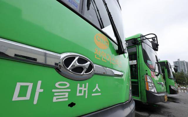 서울시마을버스운송사업조합이 환승 체계 이탈 계획을 발표한 5월 서울 시내 마을버스 차고지에 마을버스가 정차돼 있다. 뉴스1