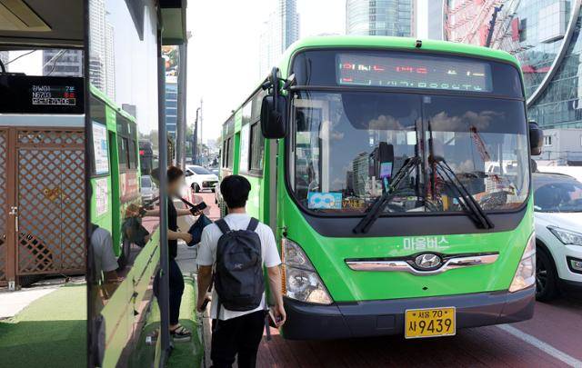 5월 서울 강남구 영동대로 일대에서 시민들이 마을버스에 타고 있다. 뉴시스