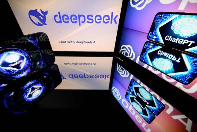 지난해 12월 프랑스 툴루즈에서 선보인 중국 인공지능(AI) 스타트업 딥시크 로고(왼쪽)와 미국 오픈AI의 챗GPT 로고가 스크린에 함께 표시되어 있다. 툴루즈=AFP 연합뉴스
