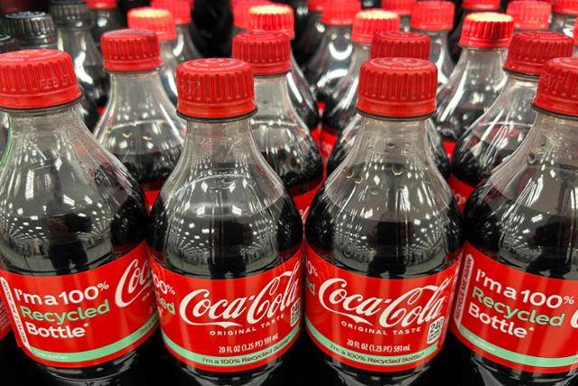 3월 25일 미국 메릴랜드주 스티븐스빌의 한 매장에서 코카콜라 플라스틱 병 제품이 진열대에 놓여 있다. 스티븐스빌=AFP 연합뉴스