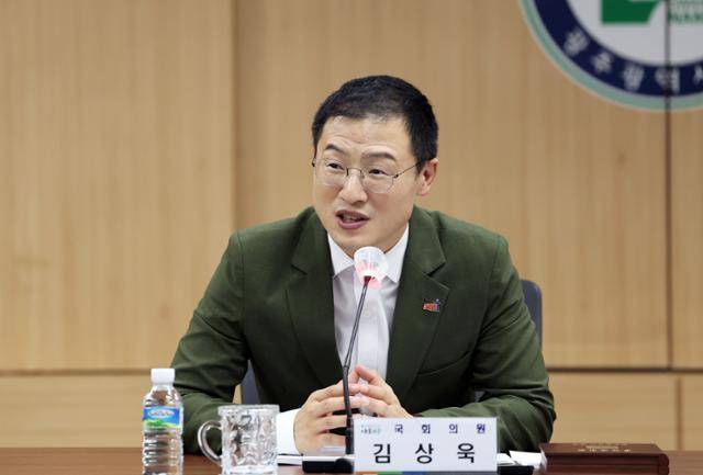 김상욱 더불어민주당 의원(울산 남구갑)이 7일 광주 남구청을 방문해 김병내 구청장으로부터 남구 명예구민패를 받은 뒤 발언하고 있다. 광주=뉴스1