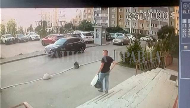 우크라이나 보안국(SBU)의 한 정보장교가 10일 키이우의 한 주차장에서 총에 맞아 암살당하기 직전 폐쇄회로(CC)TV 화면. 로이터 연합뉴스