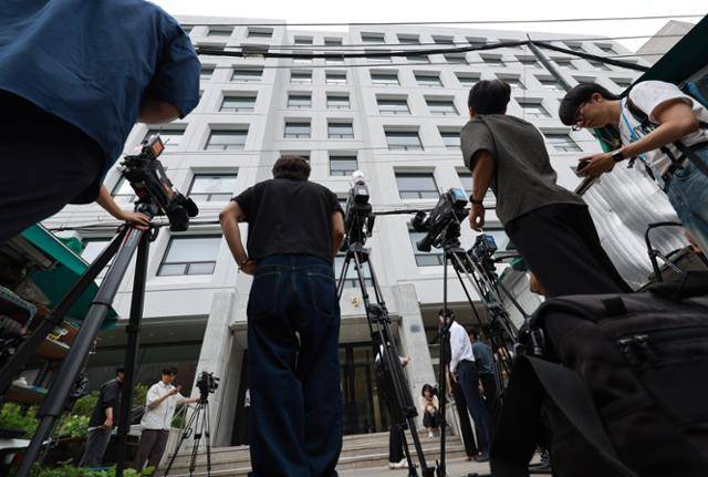 윤석열 전 대통령 배우자 김건희 여사를 둘러싼 각종 의혹을 수사하는 민중기 특별검사팀이 삼부토건에 대해 압수수색에 나선 3일 서울 종로구 삼부토건이 입주한 건물 앞에 취재진이 대기하고 있다. 민 특검 임명 뒤 처음 벌이는 강제수사이며 삼부토건 주가조작에 김 여사가 개입됐다는 의혹을 파헤치기 위한 것으로 풀이된다. 연합뉴스