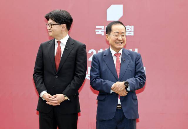 한동훈(왼쪽) 전 국민의힘 대표와 홍준표 전 대구시장이 4월 23일 서울 여의도 국민의힘 당사에서 열린 국민의힘 대선 경선 토론회 미디어데이 행사에 참석해 포즈를 취하고 있다. 고영권 기자