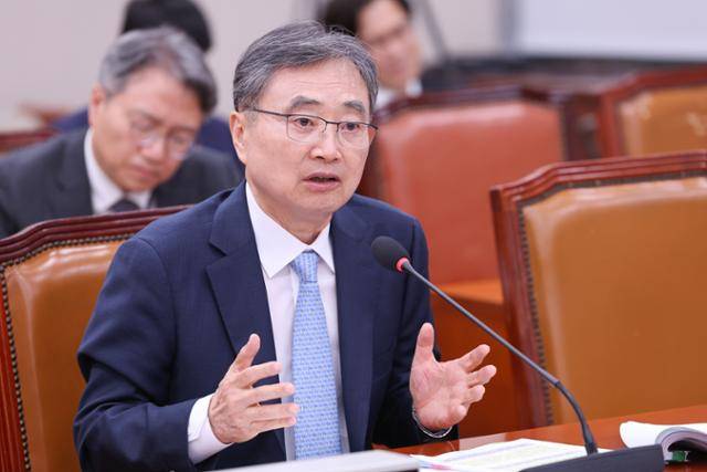 조현 외교부 장관 후보자가 17일 서울 여의도 국회 외교통일위원회에서 열린 인사청문회에서 의원 질의에 답하고 있다. 뉴스1