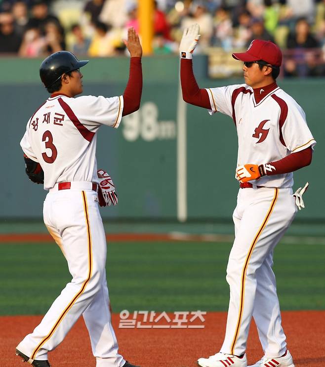 2009.04.19 <프로야구 히어로즈-롯데>19일 오후 목동야구장에서 열린 2009프로야구 히어로즈와 롯데 자이언츠의 경기에서 3회말 황재균이 적시타를 치고 2루에서 홍원기코치와 하이파이브를 하고 있다.김민규 기자&nbsp;