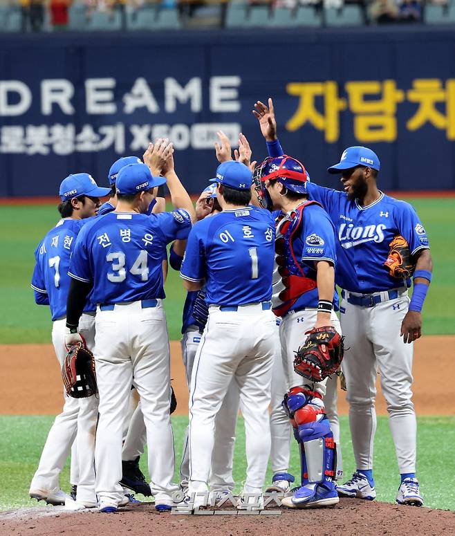 2025 KB0리그 프로야구 키움히어로즈와 삼성라이온즈의 경기가 22일 오후 서울 고척스카이돔에서 열렸다. 2대 0으로 승리, 스윕승을 거둔 삼성 선수들이 경기 후 자축하고 있다. 고척=김민규 기자 mgkim1@edaily.co.kr /2025.05.22/