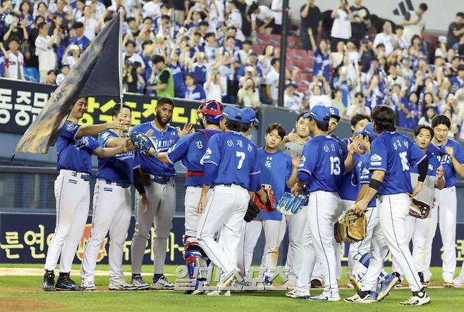 3일 오후 잠실야구장에서 열린 2025 프로야구 삼성과 두산 경기. 삼성이 6-4 승리했다. 경기종료후 선수들이 승리를 자축 하고 있다. 잠실=정시종 기자 capa@edaily.co.kr /2025.07.03.