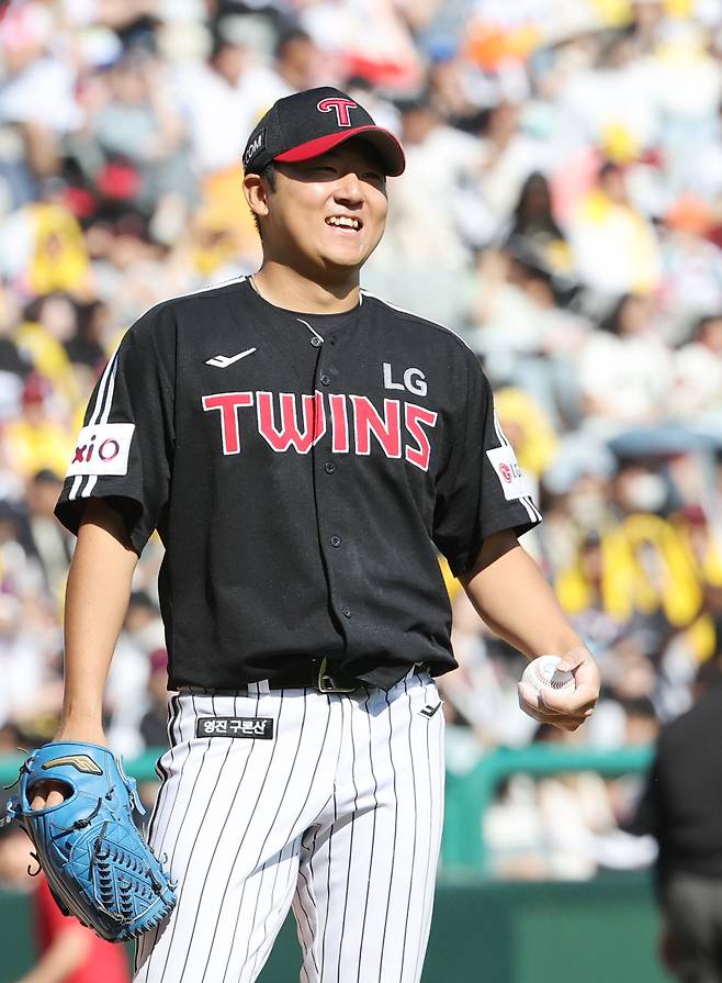 2025 KB0리그 프로야구 SSG랜더스와 LG트윈스의 경기가 25일 오후 인천SSG랜더스필드에서 열렸다. 7회말 2사 선발 송승기가 교체사인이 나자 웃으며 마운드를 내려갈 준비를 하고 있다. 인천=김민규 기자 mgkim1@edaily.co.kr /2025.05.25/