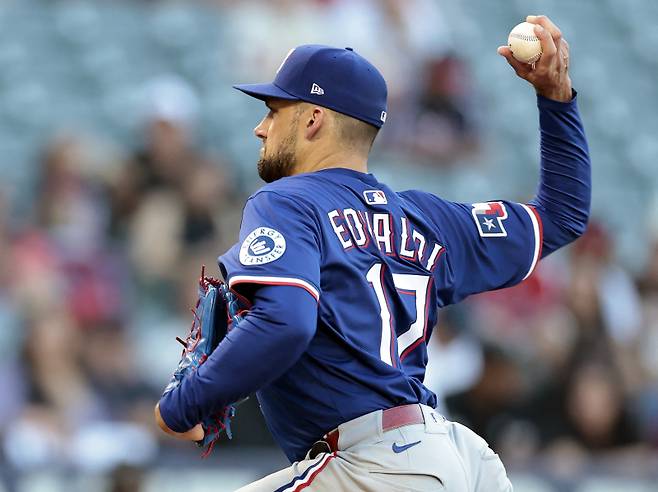 <yonhap photo-3512="">텍사스 오른손 투수 네이선 이발디의 투구 모습. [AFP=연합뉴스]</yonhap>