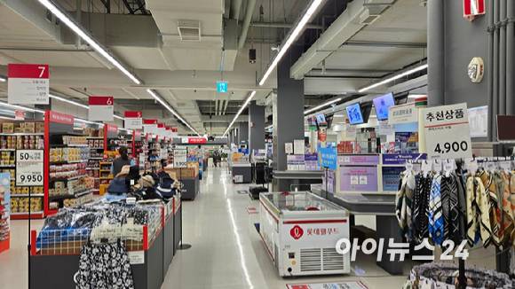 서울의 한 홈플러스의 계산대가 한산한 모습 2025.05.09 [사진=아이뉴스24 DB]