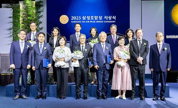 이재용 삼성전자 회장(맨 앞줄, 왼쪽 끝)이 지난 5월 30일 서울 중구 호텔신라에서 열린 제35회 삼성호암상 시상식에서 수상자와 그 배우자들과 기념사진을 찍고 있다. [사진=호암재단]