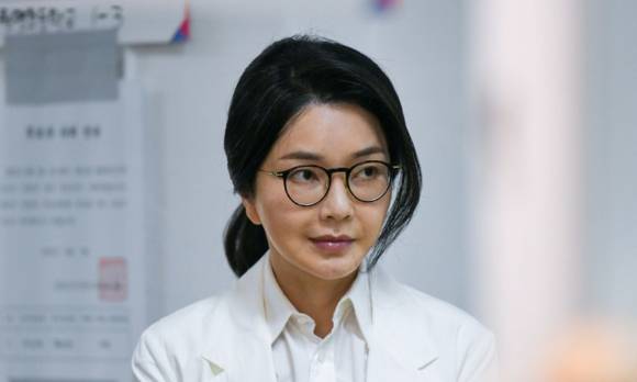 윤석열 전 대통령 배우자 김건희 여사가 제21대 대통령 선거일인 3일 서울 서초구 원명초등학교에 마련된 서초4동제3투표소에서 투표하기 위해 줄을 서고 있다. 2025.6.3 [공동취재] [사진=연합뉴스]