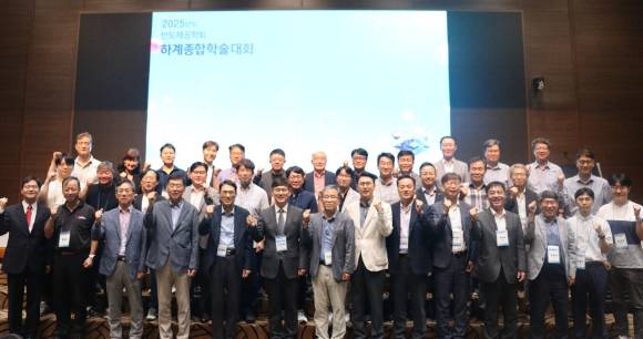 지난 13~16일 전남 여수 소노캄 호텔에서 열린 반도체공학회의 하계학술대회 참석자들이 기념사진을 찍고 있다. [사진=반도체공학회]