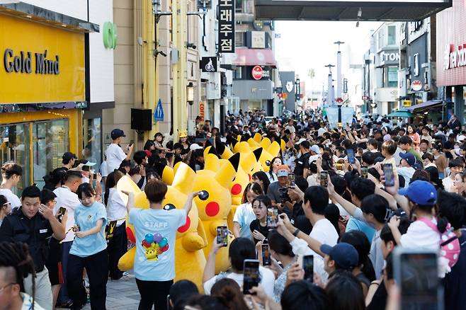 2023년, 피카츄 퍼레이드를 보기 위해 몰린 인파로 북적이는 제주시 중심가. 스마트폰을 꺼내 든 시민들로 발 디딜 틈 없는 모습이다. (제주관광공사 제공)